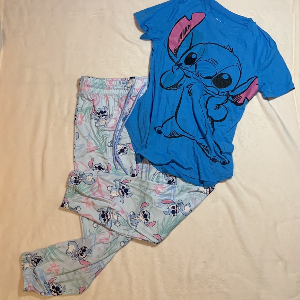 Stitch t-shirt with cozy joggers!